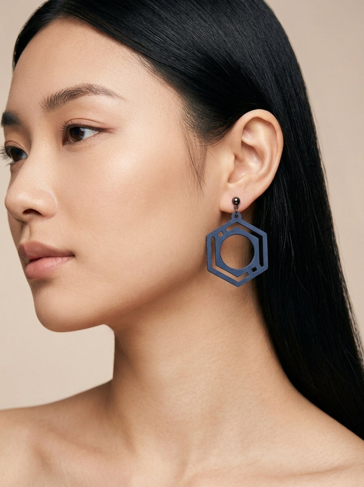 Elin in midnight blue