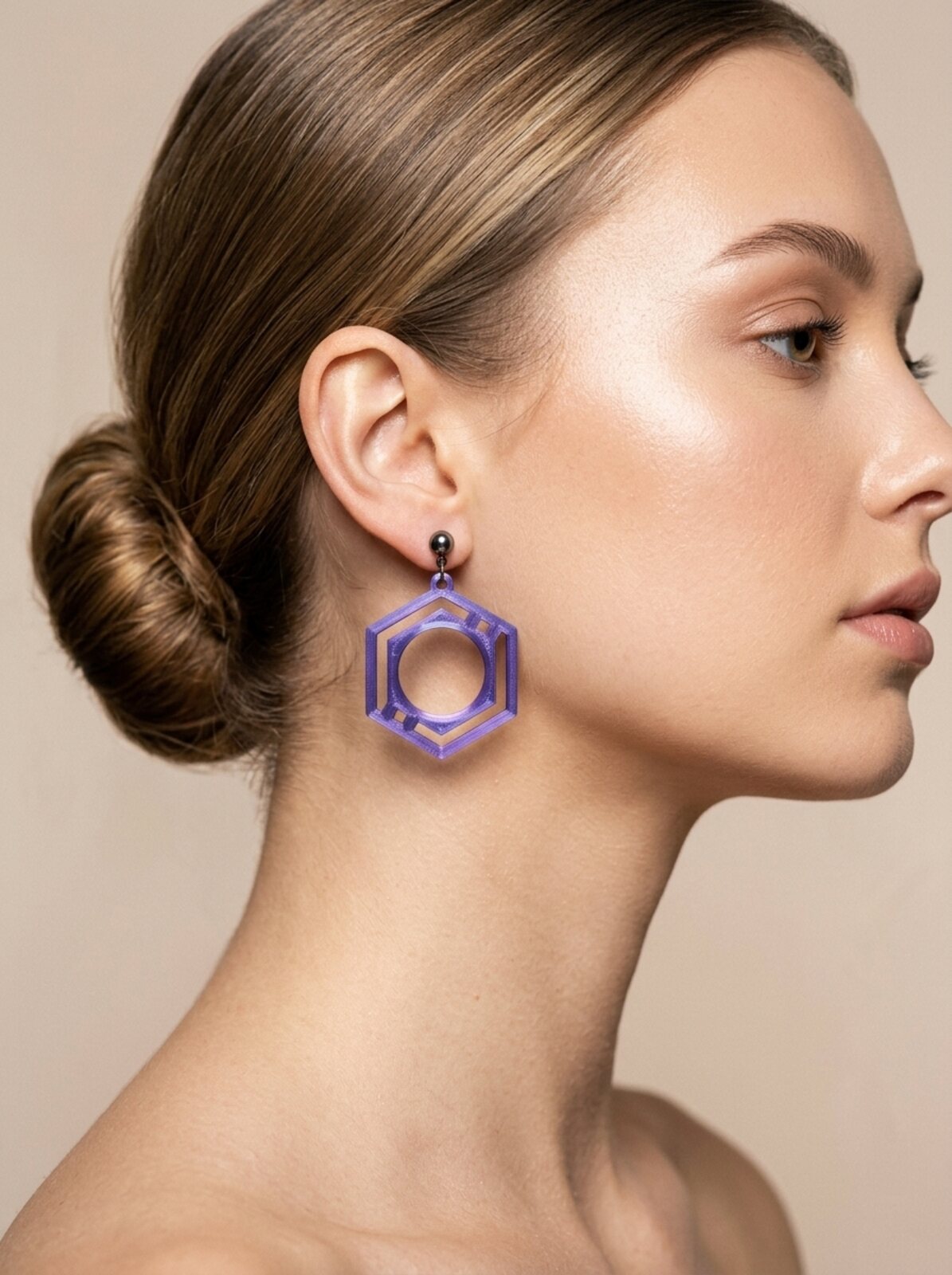 Elin in metallic purple